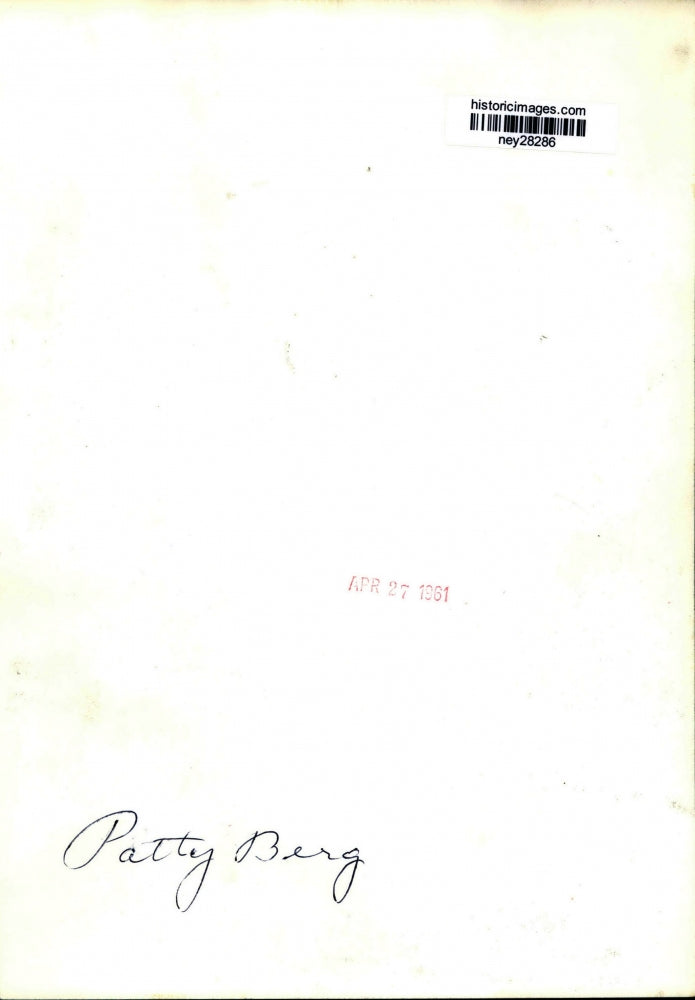 1961 Press Photo Patty Berg fusses about ball not dropping in cup - ney28286