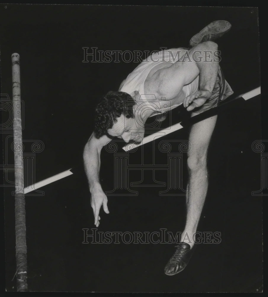 1952 Press Photo Robert E. Richards tries for a new record - ney28290- Historic Images