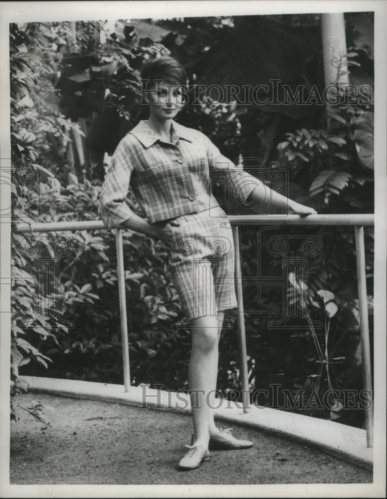 1959 Press Photo Model Wearing Bermudas and Short Jacket - ney28981- Historic Images