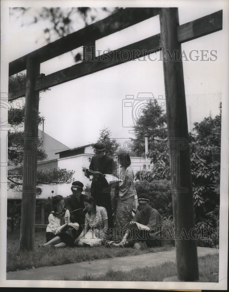 1947 Press Photo Actors Rehearsing on Outdoor Set with Shinto Shrine - ney29033
