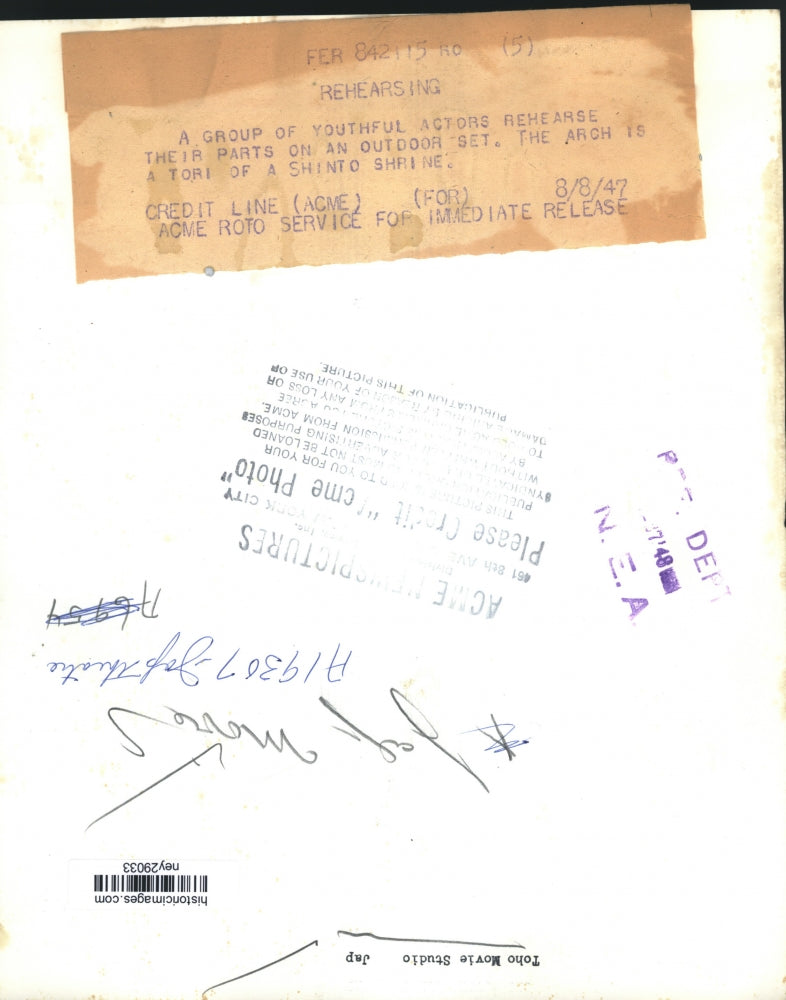 1947 Press Photo Actors Rehearsing on Outdoor Set with Shinto Shrine - ney29033