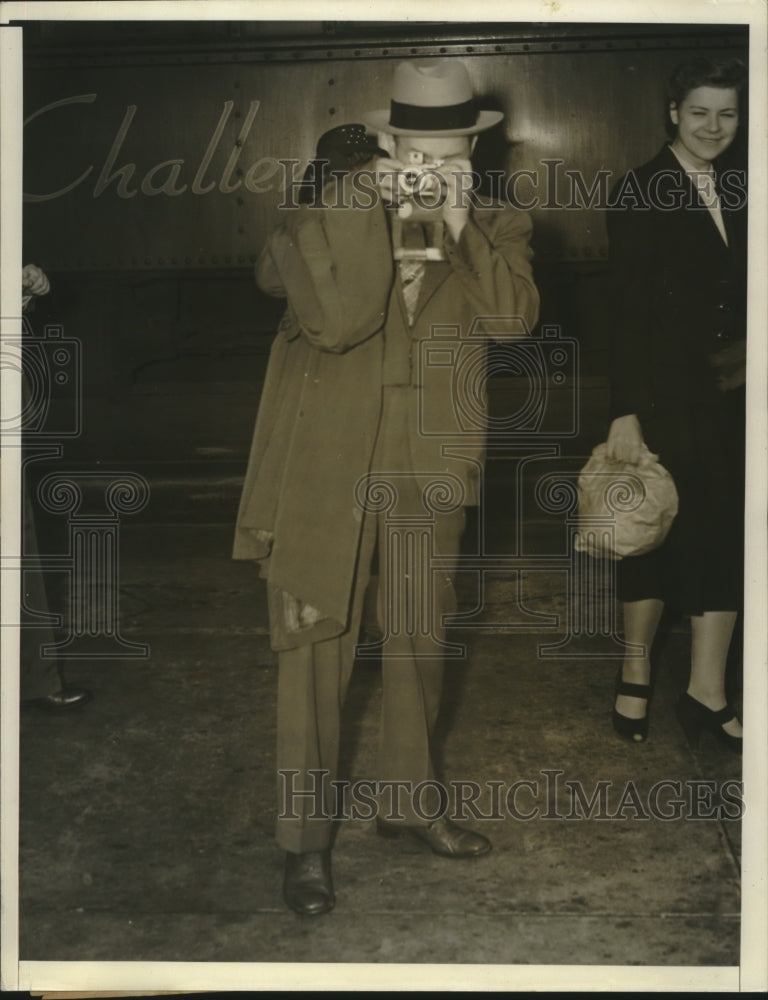 Load image into Gallery viewer, 1940 Press Photo Amtorg's V.F. Fedorev Takes Pictures of Newsmen - ney29134
