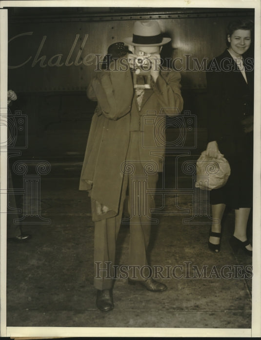 1940 Press Photo Amtorg's V.F. Fedorev Takes Pictures of Newsmen - ney29134