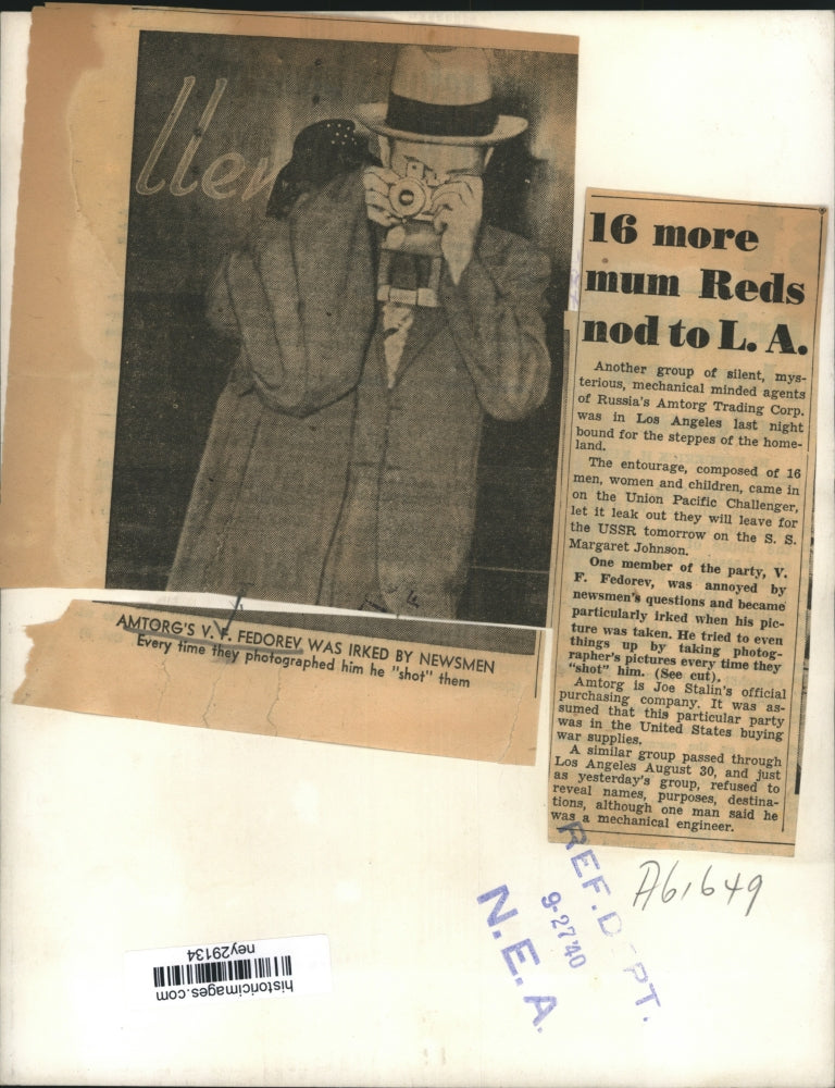 Load image into Gallery viewer, 1940 Press Photo Amtorg's V.F. Fedorev Takes Pictures of Newsmen - ney29134
