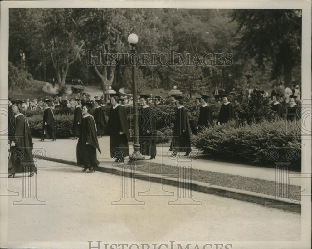 1937 Press Photo Girls marching on the campus of College of Mount Saint Vincent