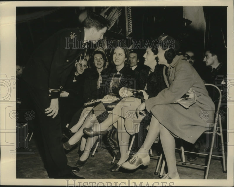 Load image into Gallery viewer, 1941 Press Photo South American Girls at U of North Carolina To Be On NBC Radio
