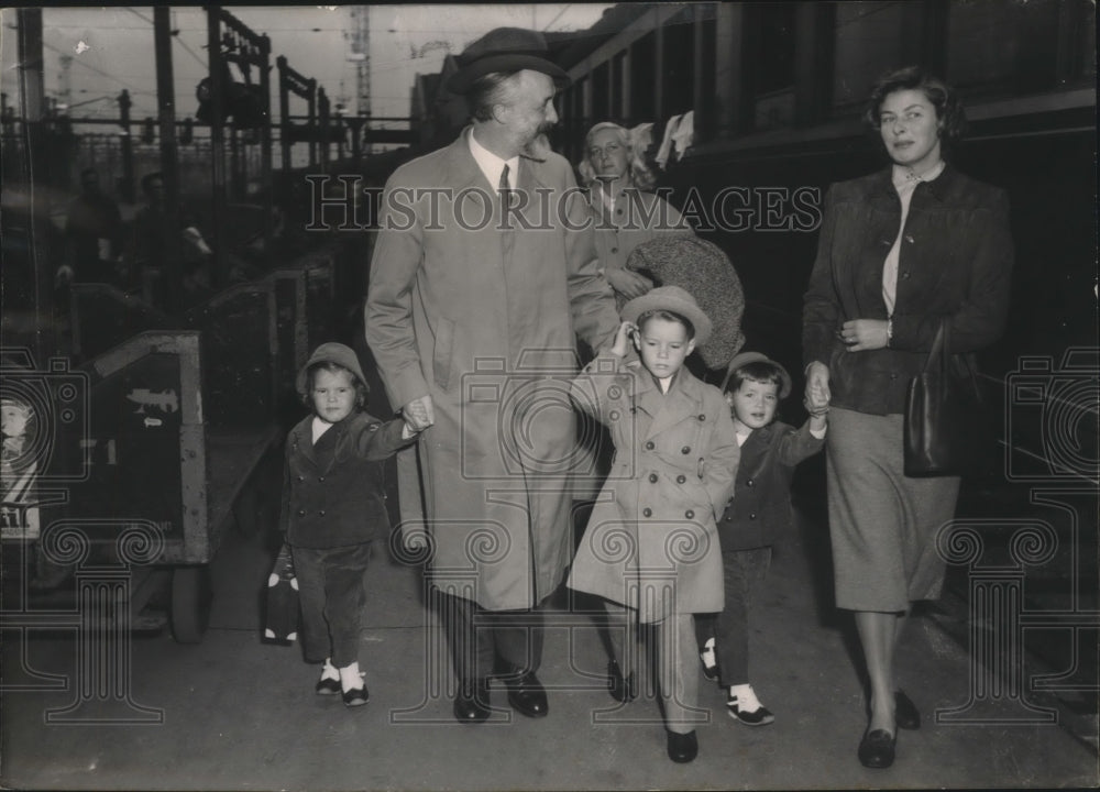 1955 Press Photo Ingrid Bergman Arrives with Children in Paris, France