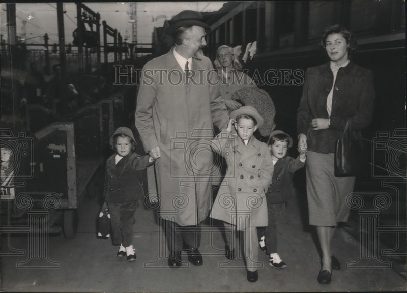 Load image into Gallery viewer, 1955 Press Photo Ingrid Bergman Arrives with Children in Paris, France
