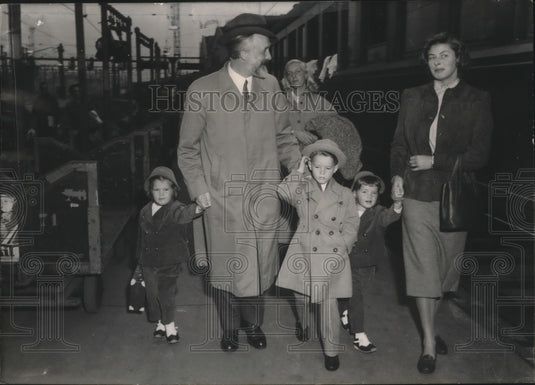 1955 Press Photo Ingrid Bergman Arrives with Children in Paris, France