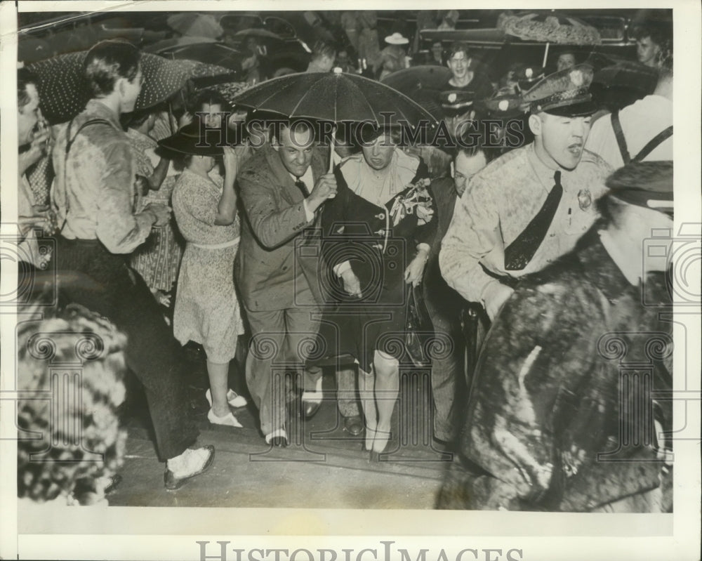 1941 Press Photo Eleanor Roosevelt Rushing for Shelter in Rain in Pittsburgh