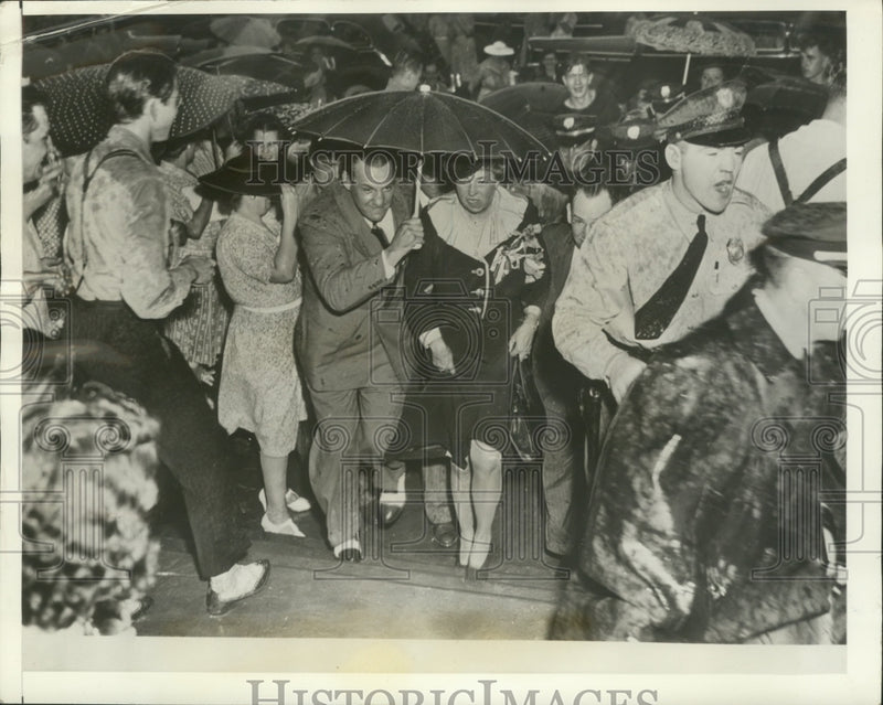 Load image into Gallery viewer, 1941 Press Photo Eleanor Roosevelt Rushing for Shelter in Rain in Pittsburgh
