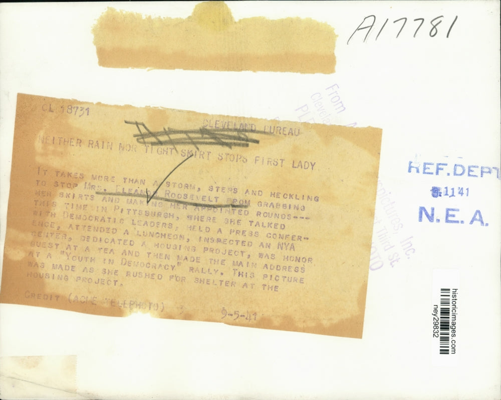 1941 Press Photo Eleanor Roosevelt Rushing for Shelter in Rain in Pittsburgh