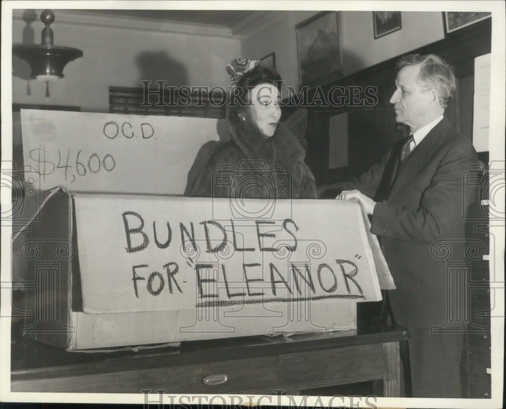 1942 Press Photo Clare Hoffman Proposes Bundles for Eleanor Campaign - ney29858- Historic Images