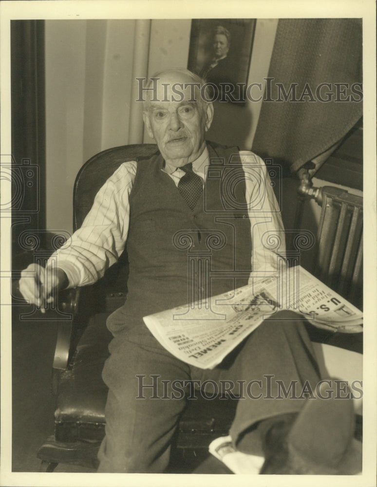 Load image into Gallery viewer, 1939 Press Photo Bob Parm Reading the Newspaper - ney29963
