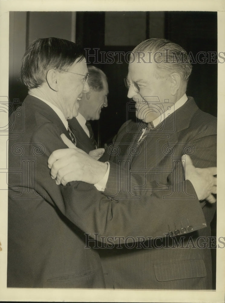 1943 Press Photo Senators Ed Moore and Warren Austin at Republican Caucus