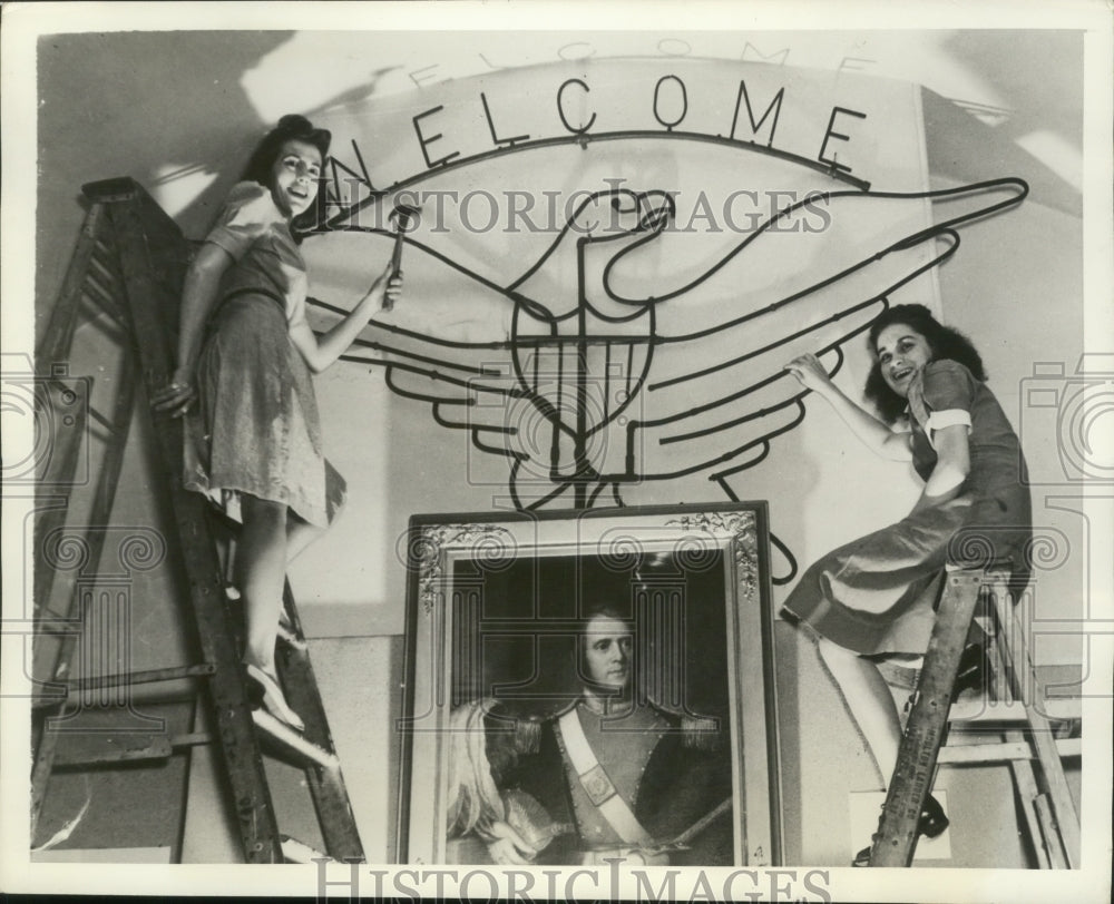 1941 Press Photo Ruth Eberhard &amp; Catherine Bellmann Put Welcome Sign Up for Vets- Historic Images