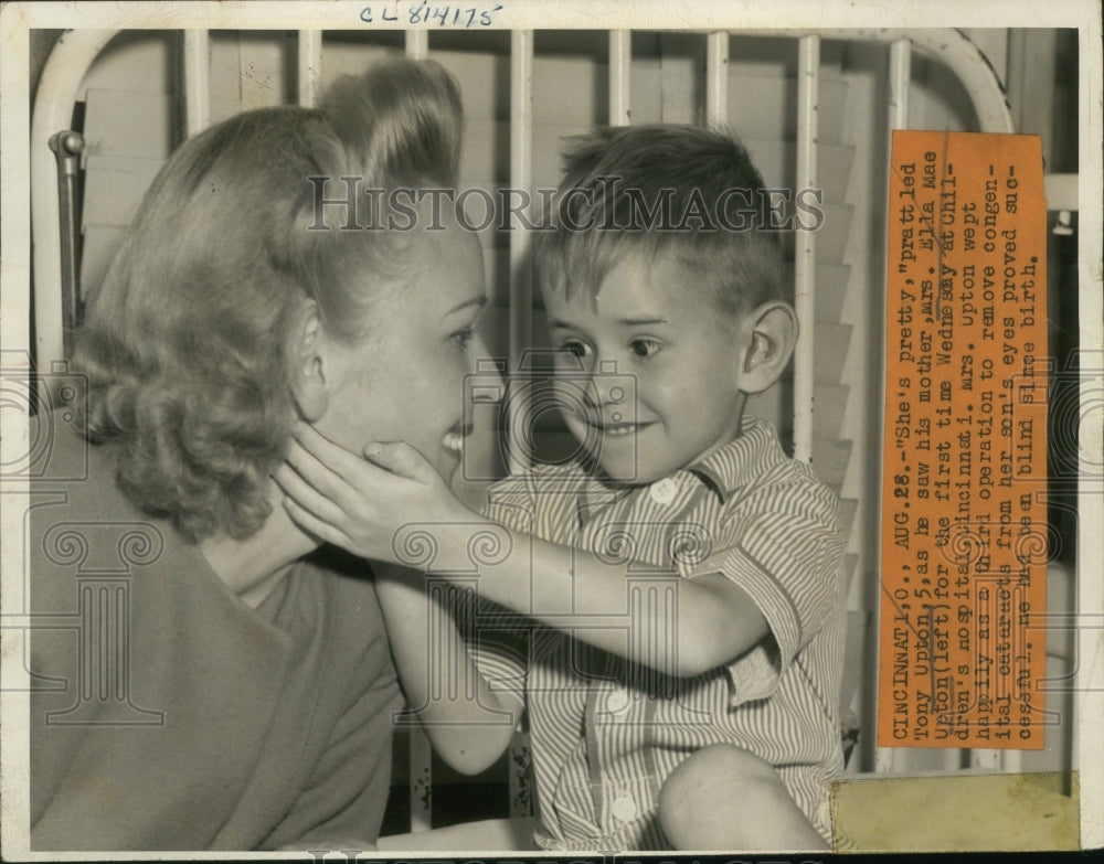 1946 Press Photo Five Year Old Tony Upton Sees Mother for First Time After Surg