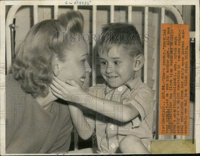 Load image into Gallery viewer, 1946 Press Photo Five Year Old Tony Upton Sees Mother for First Time After Surg
