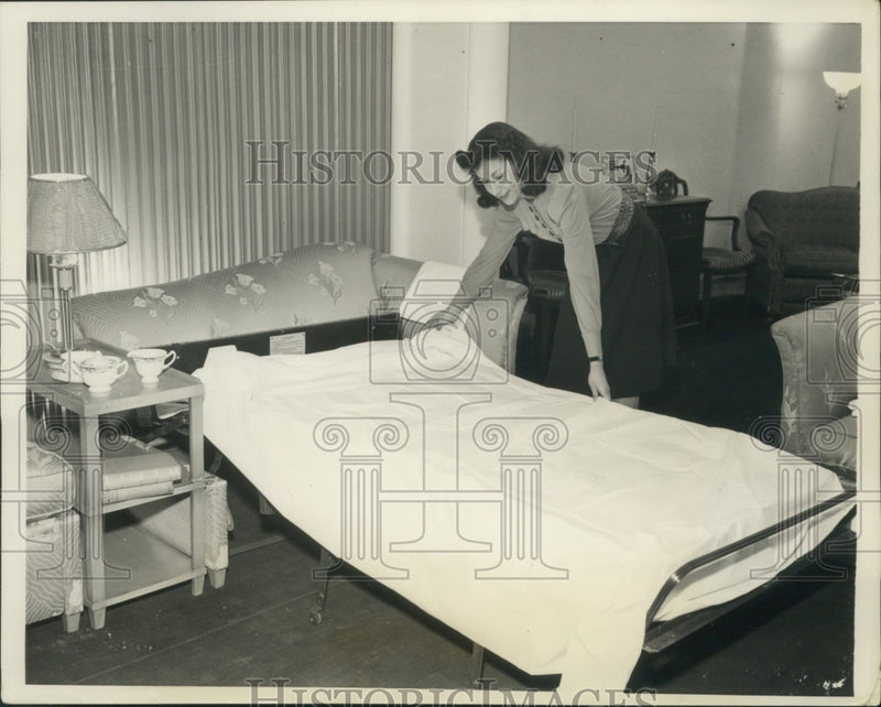 Load image into Gallery viewer, 1941 Press Photo Dorothy Weil demonstrates loveseat tha becomes a bed
