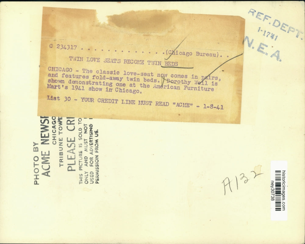 1941 Press Photo Dorothy Weil demonstrates loveseat tha becomes a bed