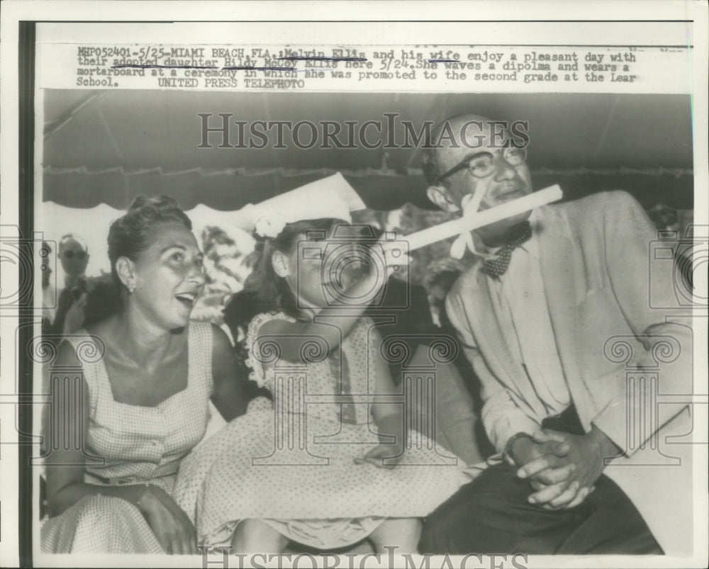 1957 Press Photo Melvin Ellis and his wife enjoy day with adopted daughter HIldy- Historic Images