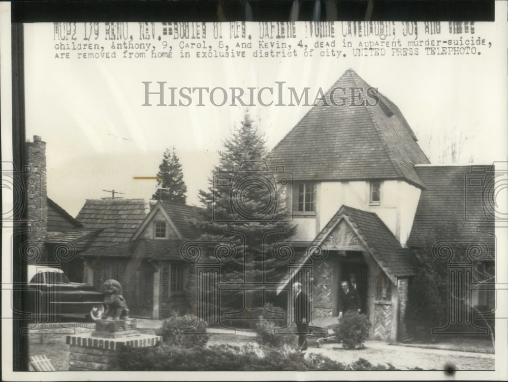 1958 Press Photo Authorities Remove Bodies of Mrs Darlene Cavanagh & Children