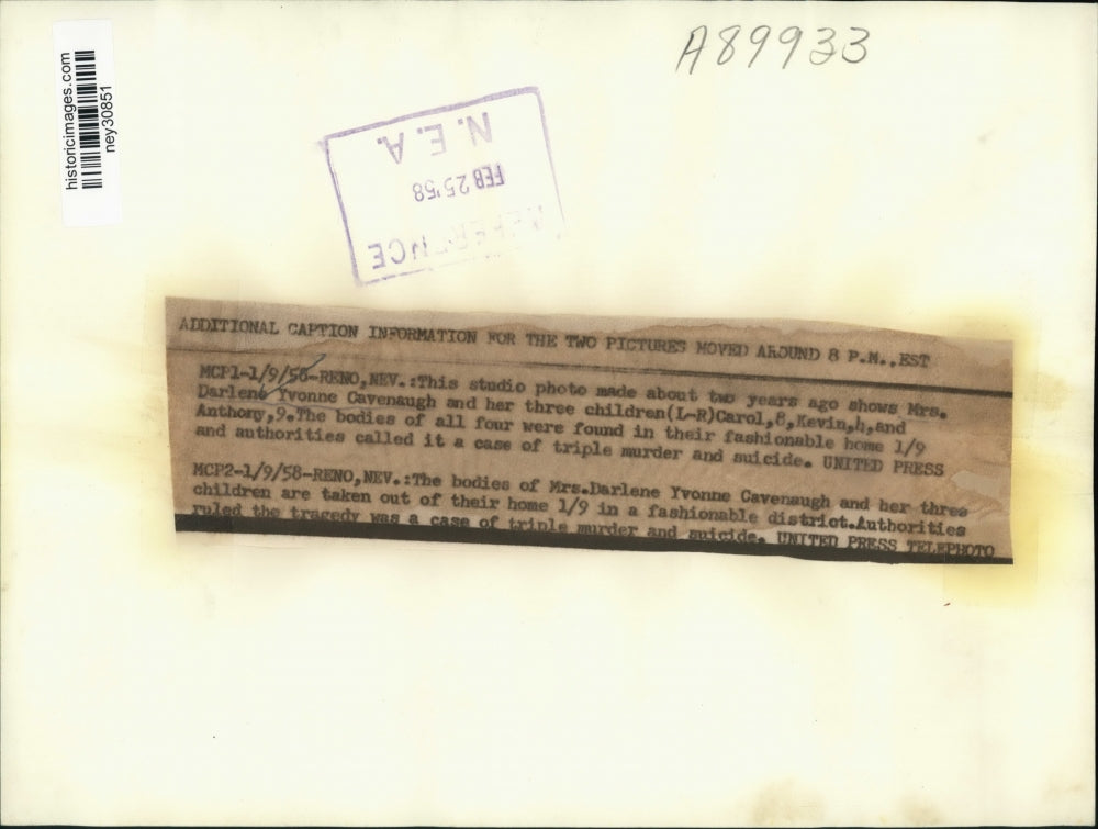 1958 Press Photo Authorities Remove Bodies of Mrs Darlene Cavanagh & Children