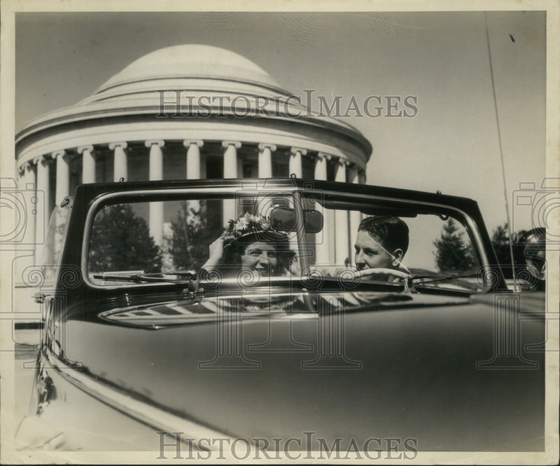 Load image into Gallery viewer, 1947 Press Photo Hilfred Wood Adjusts Easter Hat While Riding in Convertible
