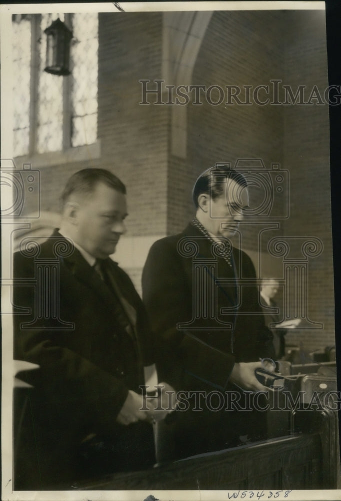 1939 Press Photo Finnish Minister Hjalmar Procope Prays During Finland Day