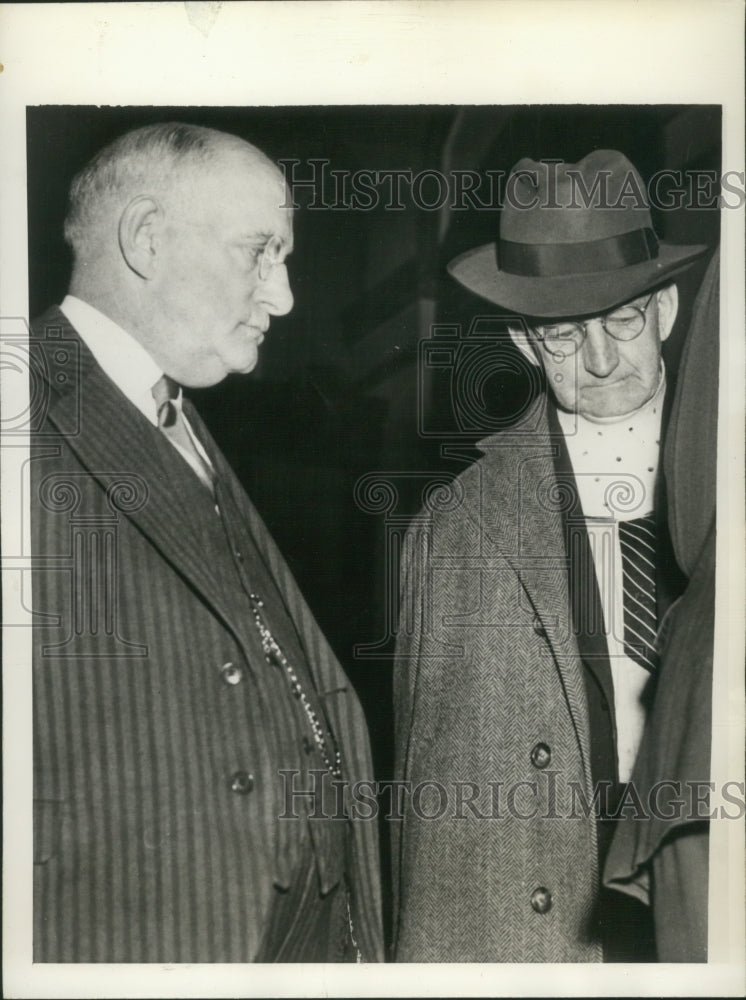 1944 Press Photo Accused Murderer James Collett confers with Attorney J Linton