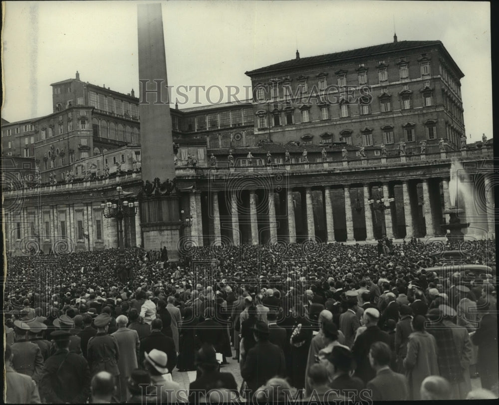 1937 Press Photo A Crowd at the St. Peter's Piazza - ney31202