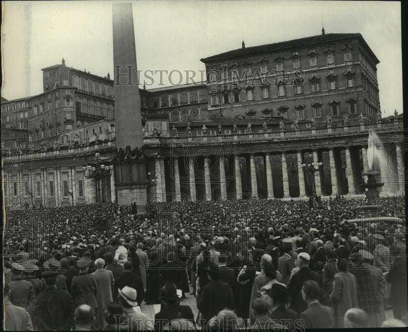Load image into Gallery viewer, 1937 Press Photo A Crowd at the St. Peter's Piazza - ney31202
