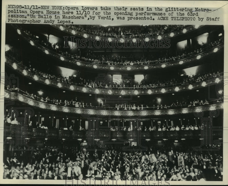 Load image into Gallery viewer, 1957 Press Photo audience gathers at Metropolitan Opera House, opening season
