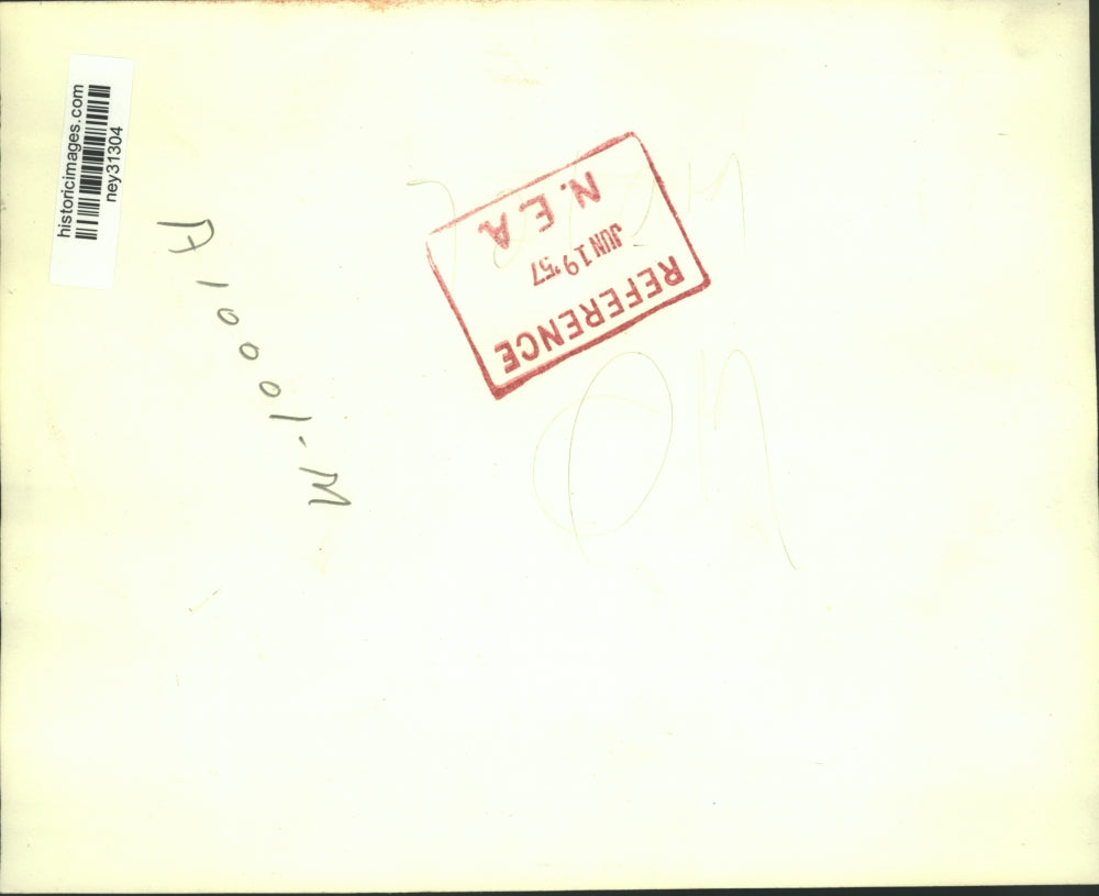 1957 Press Photo audience gathers at Metropolitan Opera House, opening season