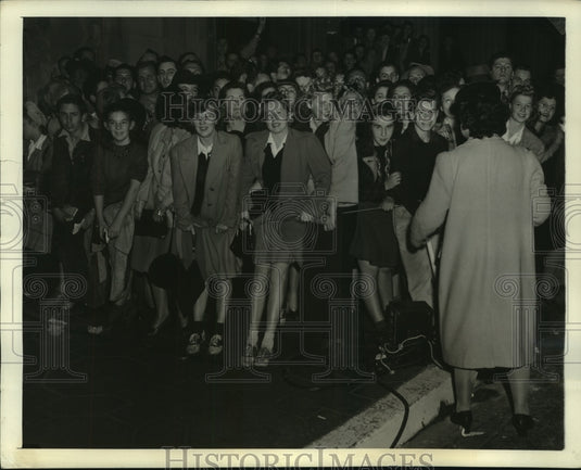1942 Press Photo Crowd Outside Hollywood Theater For New Cecil B. DeMille Movie