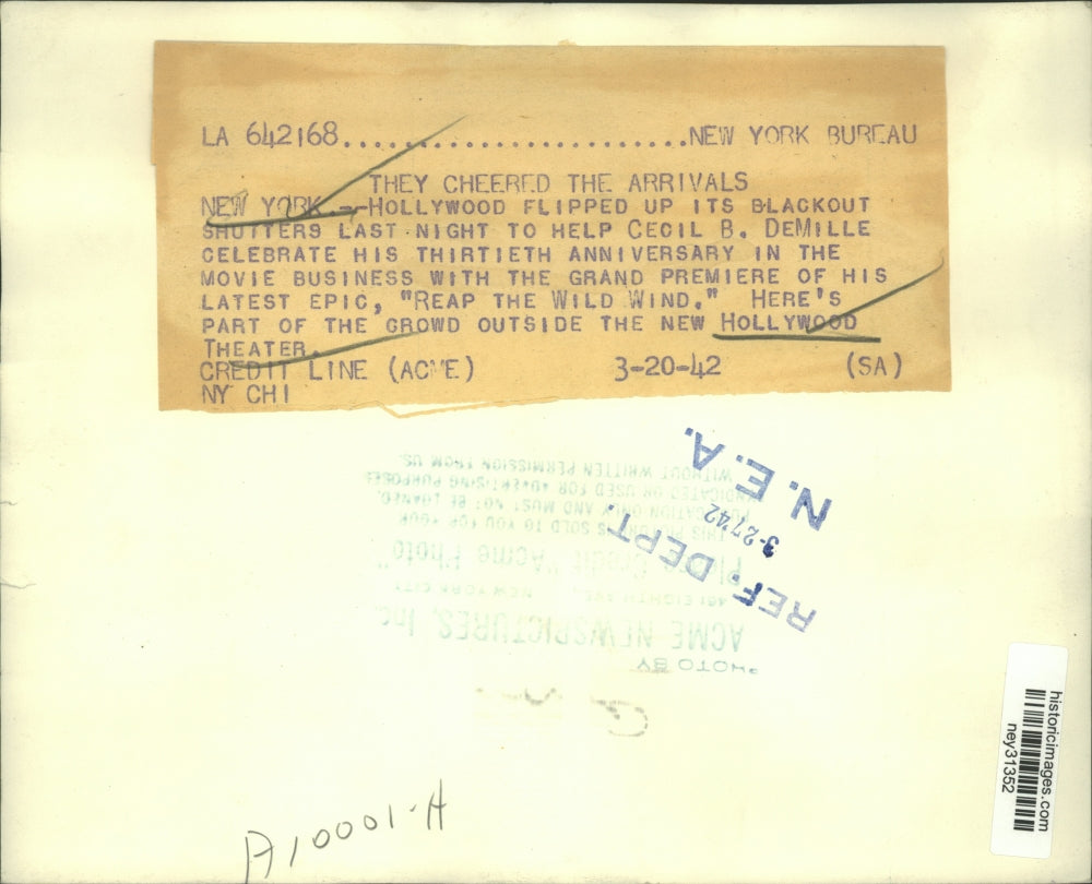 1942 Press Photo Crowd Outside Hollywood Theater For New Cecil B. DeMille Movie