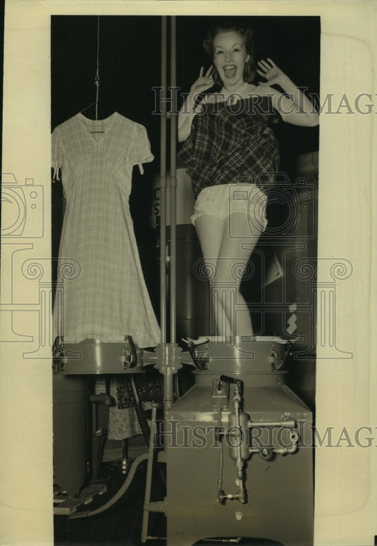 1940 Press Photo Rosemarie Dempsey Demonstrates New Drying Machine in Chicago