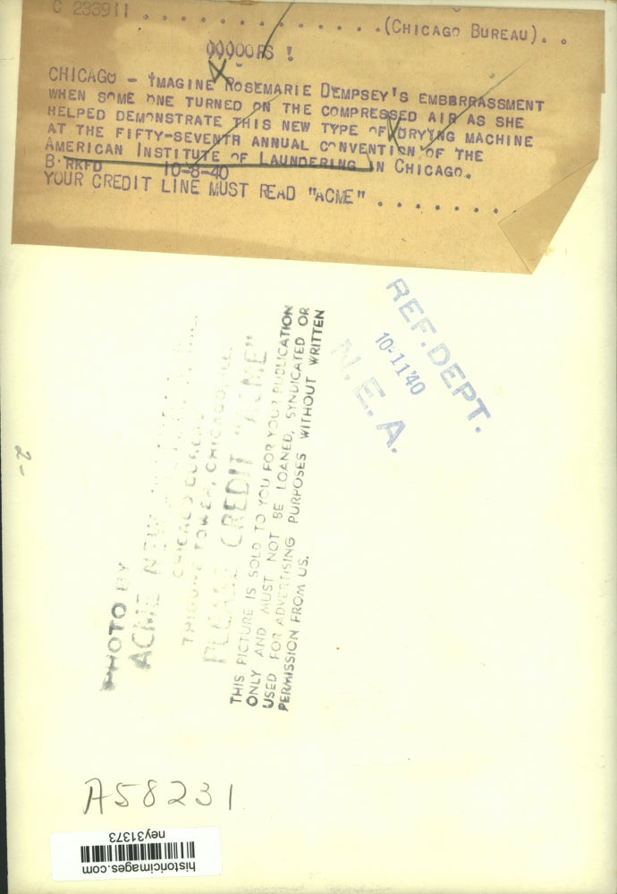 1940 Press Photo Rosemarie Dempsey Demonstrates New Drying Machine in Chicago