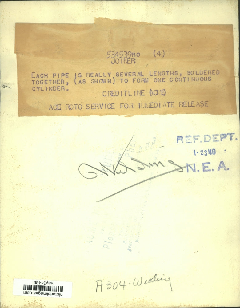 1940 Press Photo welder soldering pipes together to form one cylinder