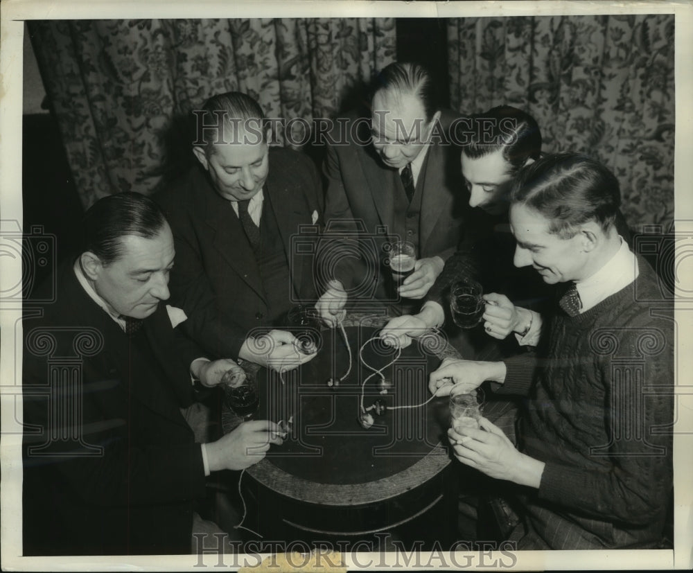 1949 Press Photo Table Discussion Over Mugs of Beer Helps Contestants Decide