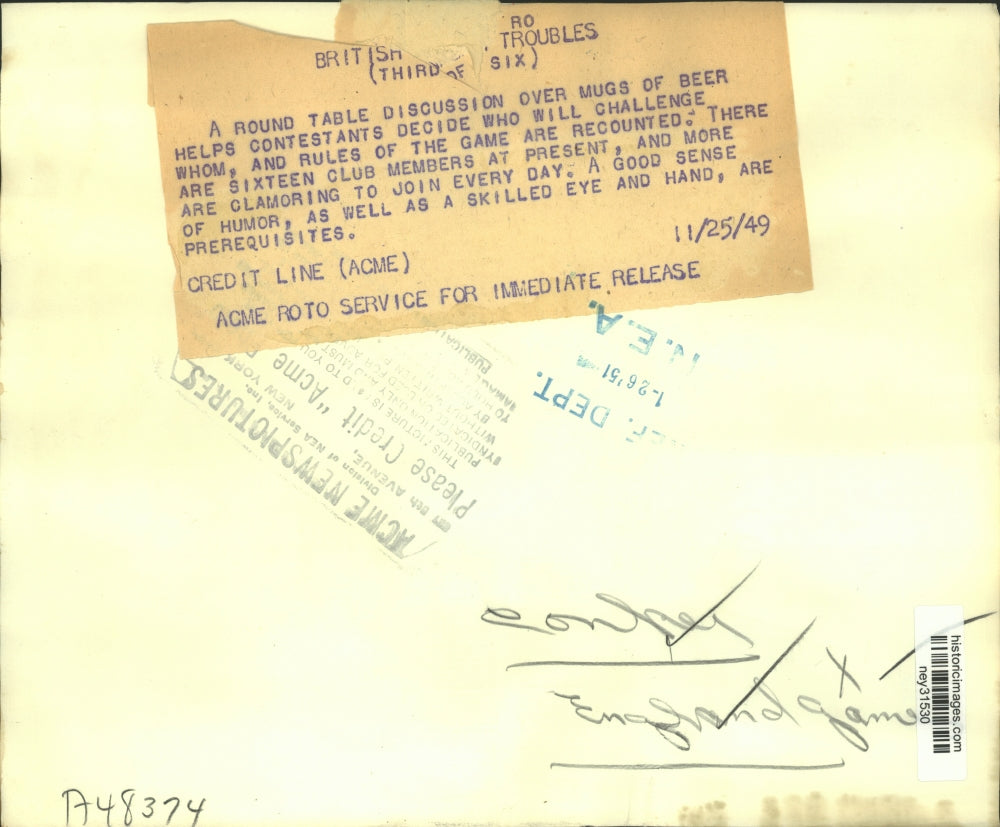 1949 Press Photo Table Discussion Over Mugs of Beer Helps Contestants Decide
