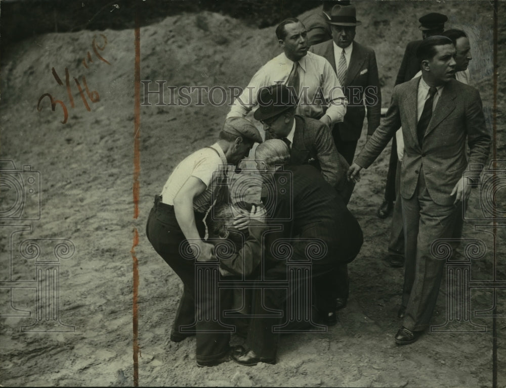 1938 Press Photo Dr Simkov Faints When Body of Oldest Son Discovered - ney31577