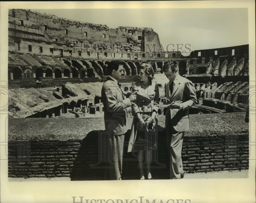 1963 Press Photo Danny Thomas & Marjorie Lord View Famed Coliseum in Rome