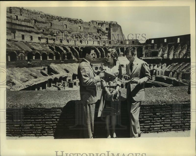 Load image into Gallery viewer, 1963 Press Photo Danny Thomas &amp; Marjorie Lord View Famed Coliseum in Rome
