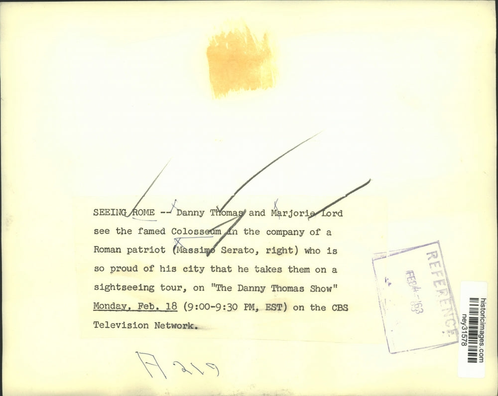 1963 Press Photo Danny Thomas & Marjorie Lord View Famed Coliseum in Rome