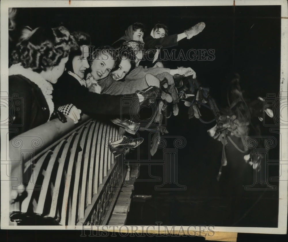 1944 Press Photo Student Nurses Throw Their Black Shoes in River With Strings