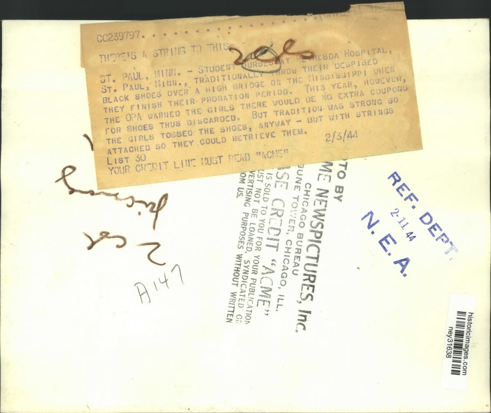 1944 Press Photo Student Nurses Throw Their Black Shoes in River With Strings