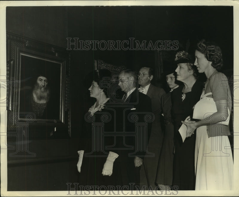 Load image into Gallery viewer, 1940 Press Photo Mrs Clarence L Upton Studies Art at New York Art School
