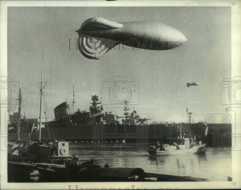 1943 Press Photo Barrage Balloons Prove Value in Protecting Warships in Berth