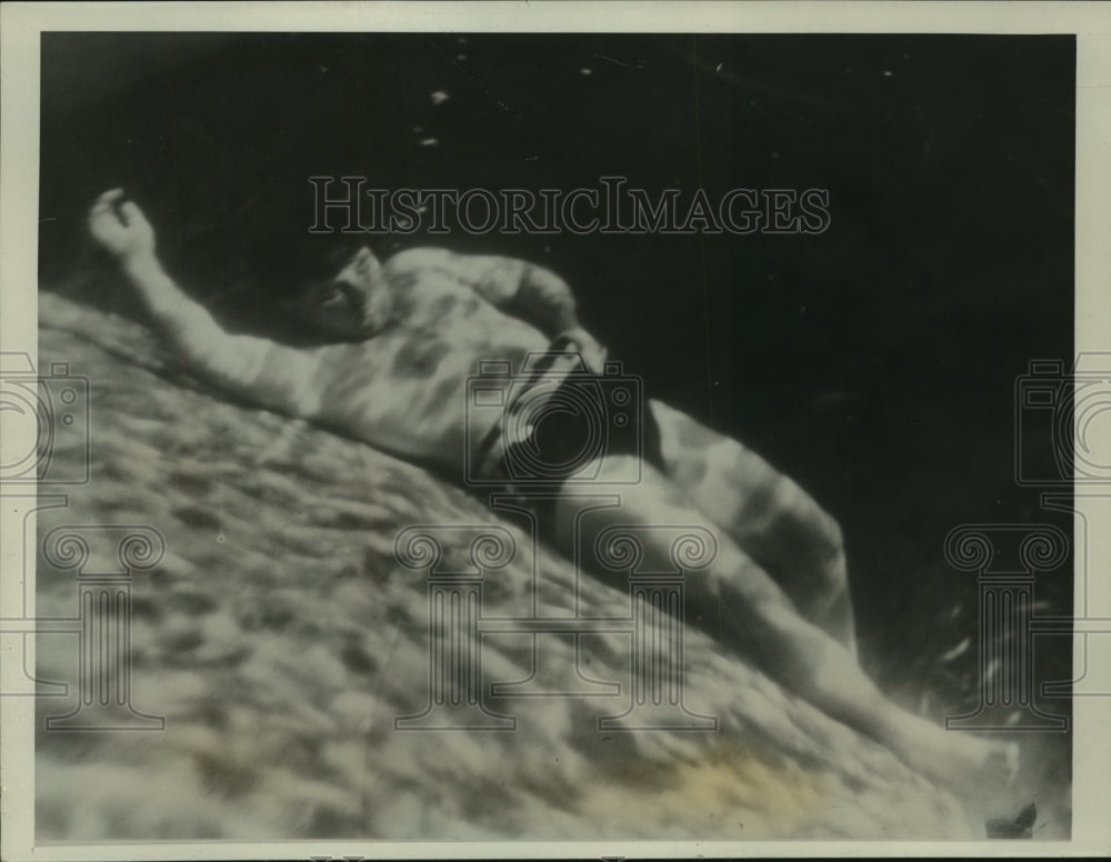 1939 Press Photo Lifebelt Expands Once Button Pushed Brings Bather to Surface